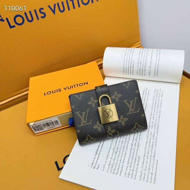 老花 本款在表现极简主义设计的同时，赞美Maison传统工艺的新作“Portfoillelowy Compact”。在光滑的小牛皮上用奢华的牛皮加了衬里，装饰了