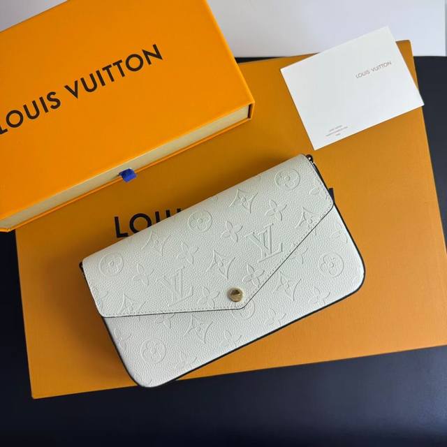本款 Pochette FéLicie 三合一链条包取材 Monogram Empreinte 皮革，以含蓄压纹呈现路易威登经典 Monogram 图案。信封式