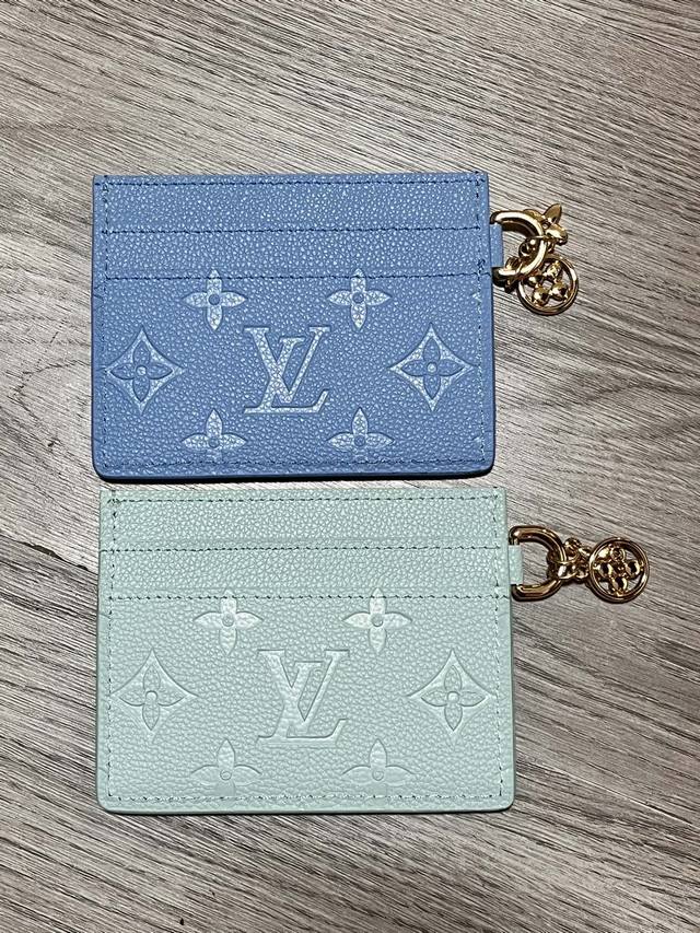 m82739 取材 Monogram 涂层帆布和牛皮革，为大号隔层两侧均衡配置卡片夹层。Monogram 花卉装饰散发莹泽光芒，成就赠礼佳选。尺寸：10.2 X