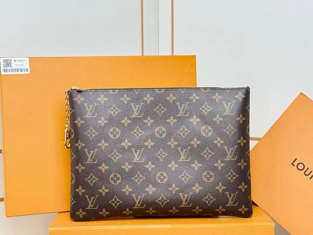 m13561這款煥然一的Pochette CléS L是品牌於80年代推出經典系列的全新現代設計,可將內裡珍貴文件整理得井井有條。造型優雅時尚,以標誌性Mono m13561這款煥然一的Pochette CléS L是品牌於80年代推出經典系列的全新現代設計,可將內裡珍貴文件整理得井井有條。造型優雅時尚,以標誌性Mono