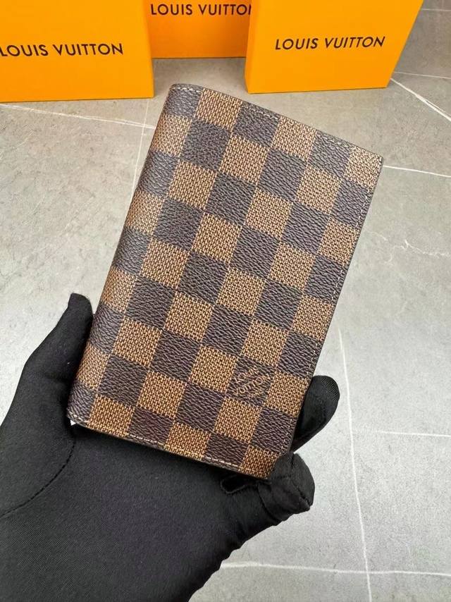 m64502 ！时尚出行的绝佳伴侣。质感奢华的粒纹小牛皮内衬，内部多隔层构造，风格经典的旅行配饰。挎着华丽的路易威登手袋大肆采购的长颈鹿形象，将此款优雅的护照套