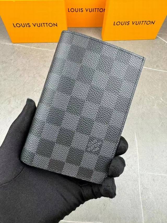 m64502 ！时尚出行的绝佳伴侣。质感奢华的粒纹小牛皮内衬，内部多隔层构造，风格经典的旅行配饰。挎着华丽的路易威登手袋大肆采购的长颈鹿形象，将此款优雅的护照套