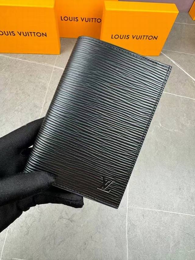 m64502 ！时尚出行的绝佳伴侣。质感奢华的粒纹小牛皮内衬，内部多隔层构造，风格经典的旅行配饰。挎着华丽的路易威登手袋大肆采购的长颈鹿形象，将此款优雅的护照套