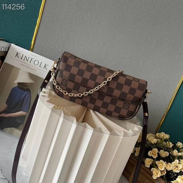 老花配变色皮 M81992老花 M81911 Wallet On Chain Ivy 手袋取材 Monogram 帆布,灵感源自 2000 年代的 Sac Re 老花配变色皮 M81992老花 M81911 Wallet On Chain Ivy 手袋取材 Monogram 帆布,灵感源自 2000 年代的 Sac Re