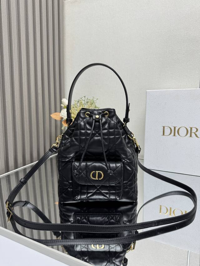 正品级 ,高版本 这款 Dior Caro 水桶包是二零二五秋季成衣系列新品,彰显时尚优雅风范。采用黑色羊皮革等材质精心制作,饰以超大藤格纹缉面线,带有宽敞的抽 正品级 ,高版本 这款 Dior Caro 水桶包是二零二五秋季成衣系列新品,彰显时尚优雅风范。采用黑色羊皮革等材质精心制作,饰以超大藤格纹缉面线,带有宽敞的抽