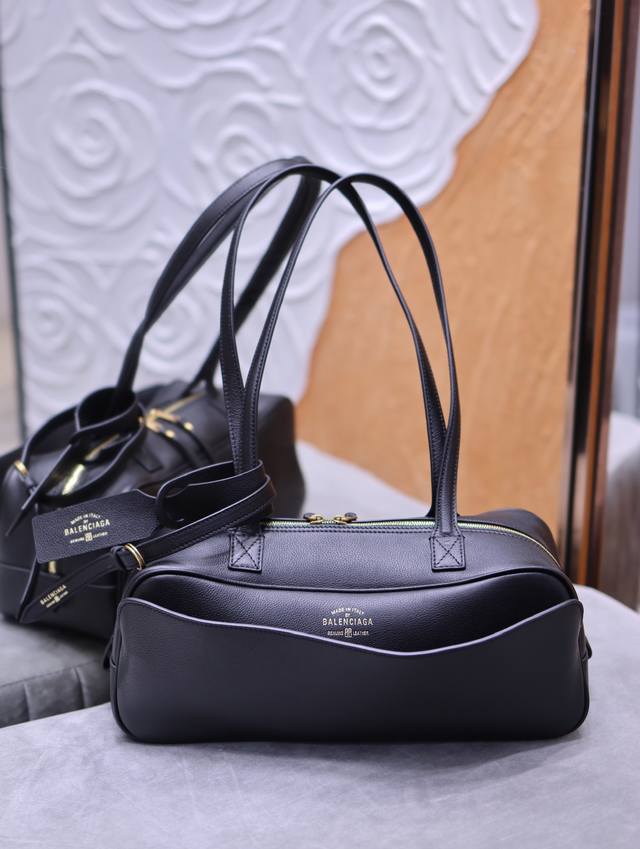 正品级 ，高版本 巴黎世家 Carrie小号保龄球包 黑色 Balenciaga以先锋美学解构传统框架，用充满实验精神的创作不断突破性别、风格与文化的边界，推出