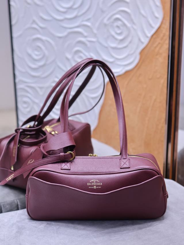 正品级 ，高版本 巴黎世家 Carrie小号保龄球包 枣红色 Balenciaga以先锋美学解构传统框架，用充满实验精神的创作不断突破性别、风格与文化的边界，推