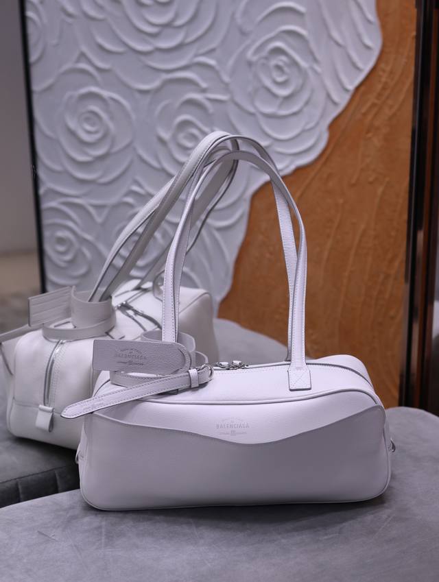 正品级 ,高版本 巴黎世家 Carrie小号保龄球包 白色 Balenciaga以先锋美学解构传统框架,用充满实验精神的创作不断突破性别、风格与文化的边界,推出 正品级 ,高版本 巴黎世家 Carrie小号保龄球包 白色 Balenciaga以先锋美学解构传统框架,用充满实验精神的创作不断突破性别、风格与文化的边界,推出