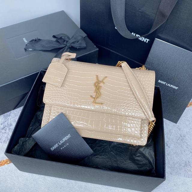 奶茶色金扣# 不配包装 无敌经典款鳄鱼纹Sunset日落包！出了这么长时间热度依然不减，可见它受人喜欢的程度非同一般！高品质意大利进口牛皮，Zp开模五金，追求每