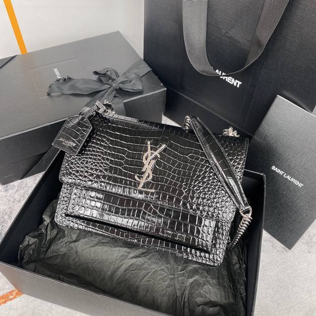 不配包装 原厂皮版本 无敌经典款贵气鳄鱼纹Sunset日落包原厂皮版本！出了这么长时间热度依然不减，可见它受人喜欢的程度非同一般！喜欢鳄鱼纹包包的小伙伴不能错过