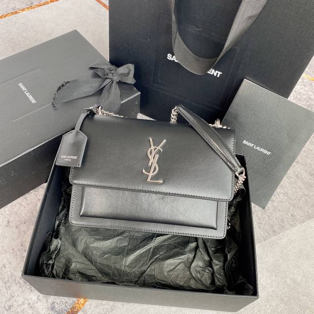 原厂皮版本 不配包装 #黑色银扣# 无敌经典款牙签纹Sunset日落包原厂皮版本!出了这么长时间热度依然不减,可见它受人喜欢的程度非同一般!高品质原厂正品皮,正 原厂皮版本 不配包装 #黑色银扣# 无敌经典款牙签纹Sunset日落包原厂皮版本!出了这么长时间热度依然不减,可见它受人喜欢的程度非同一般!高品质原厂正品皮,正