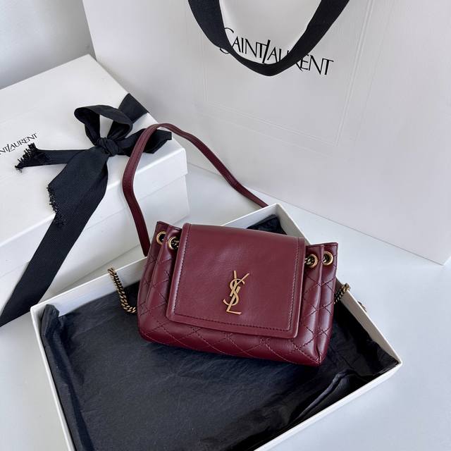 正品原厂皮 一发售就火爆全网的的回归款Mini Nolita！尺寸缩小后的它变得更加精致可人，尤其对于身材比较娇小的女孩来说更加合适，背上身小巧又不失酷劲儿，小