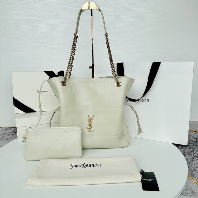 原厂皮 Jamie 4.3 Large Pochon_福袋水桶包 意大利进口柔软小羊皮 抽绳设计让手袋呈现出自然高级的褶皱感 金属链条和包身上的金属Logo相得