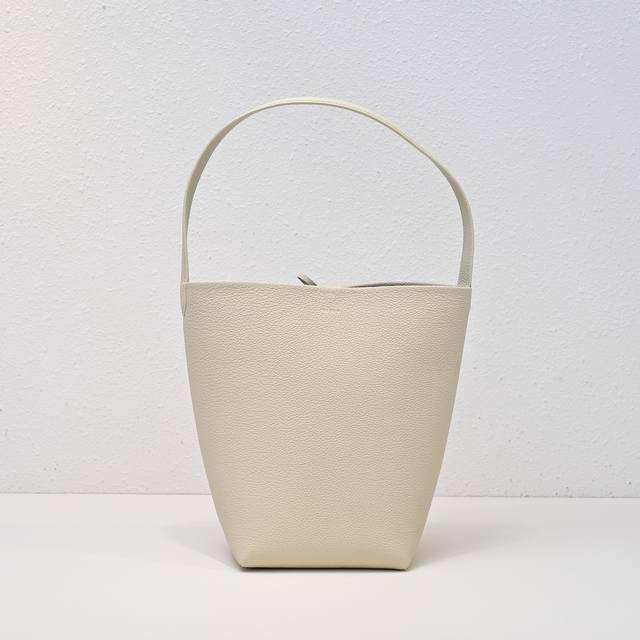 新版Logo中荔枝 出 Tr桶包 完全长在审美上又兼具质感的皮质 诠释了什么叫做低调简约实用 极简没有浮夸的 Logo 软糯的牛皮手感 成型后有自然垂坠感，绝绝