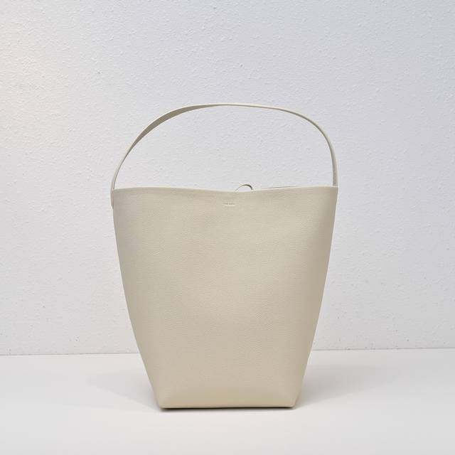 新版Logo大荔枝 出 Tr桶包 完全长在审美上又兼具质感的皮质 诠释了什么叫做低调简约实用 极简没有浮夸的 Logo 软糯的牛皮手感 成型后有自然垂坠感，绝绝