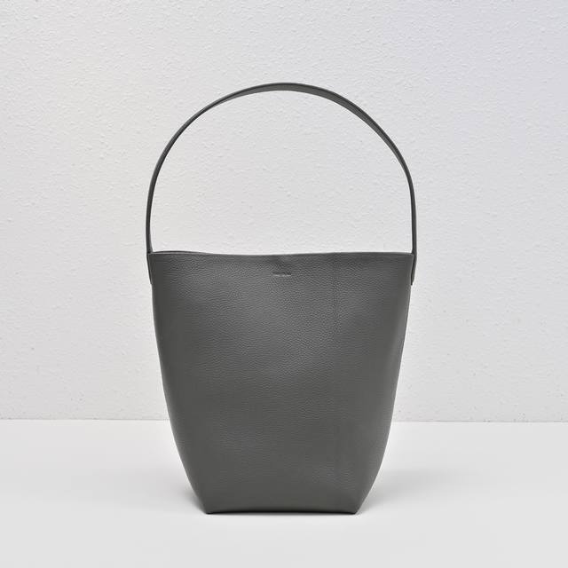 升级版钢印Logo中荔枝灰色 出 Tr桶包 完全长在审美上又兼具质感的皮质 诠释了什么叫做低调简约实用 极简没有浮夸的 Logo 软糯的牛皮手感 成型后有自然垂