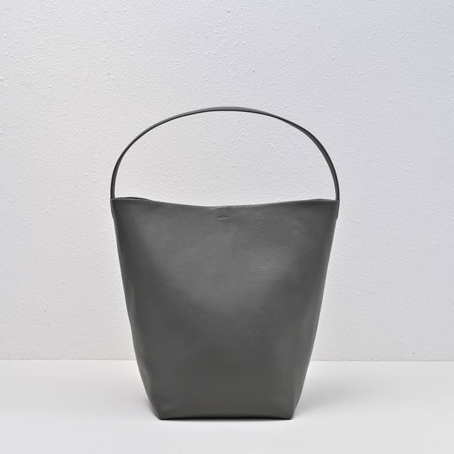 升级版钢印Logo大荔枝灰色 出 Tr桶包 完全长在审美上又兼具质感的皮质 诠释了什么叫做低调简约实用 极简没有浮夸的 Logo 软糯的牛皮手感 成型后有自然垂