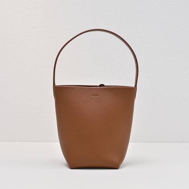 升级版钢印Logo小荔枝金棕色 出 Tr桶包 完全长在审美上又兼具质感的皮质 诠释了什么叫做低调简约实用 极简没有浮夸的 Logo 软糯的牛皮手感 成型后有自然