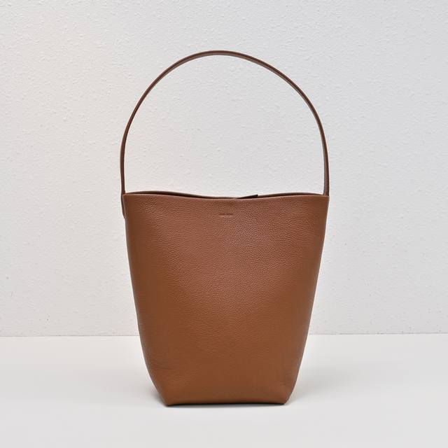 升级版钢印Logo中荔枝金棕色 出 Tr桶包 完全长在审美上又兼具质感的皮质 诠释了什么叫做低调简约实用 极简没有浮夸的 Logo 软糯的牛皮手感 成型后有自然