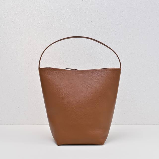 升级版钢印Logo大荔枝金棕色 出 Tr桶包 完全长在审美上又兼具质感的皮质 诠释了什么叫做低调简约实用 极简没有浮夸的 Logo 软糯的牛皮手感 成型后有自然 升级版钢印Logo大荔枝金棕色 出 Tr桶包 完全长在审美上又兼具质感的皮质 诠释了什么叫做低调简约实用 极简没有浮夸的 Logo 软糯的牛皮手感 成型后有自然