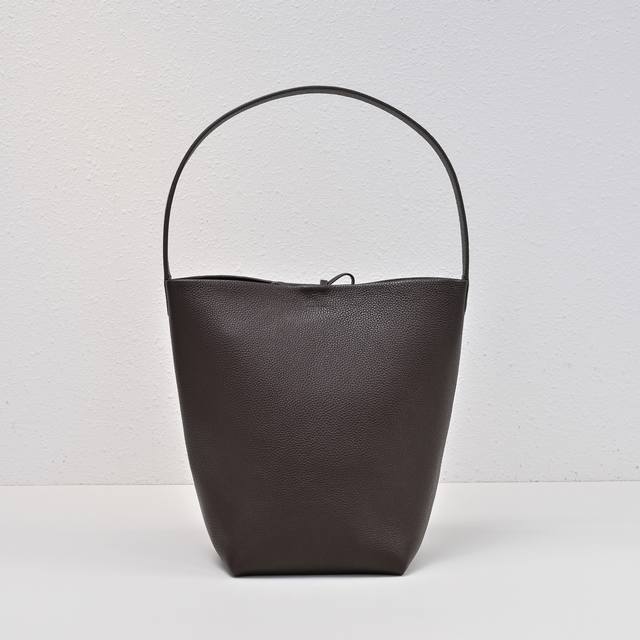 升级版钢印Logo中荔枝乌木色 出 Tr桶包 完全长在审美上又兼具质感的皮质 诠释了什么叫做低调简约实用 极简没有浮夸的 Logo 软糯的牛皮手感 成型后有自然