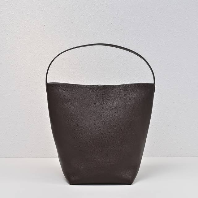 升级版钢印Logo大荔枝乌木色 出 Tr桶包 完全长在审美上又兼具质感的皮质 诠释了什么叫做低调简约实用 极简没有浮夸的 Logo 软糯的牛皮手感 成型后有自然