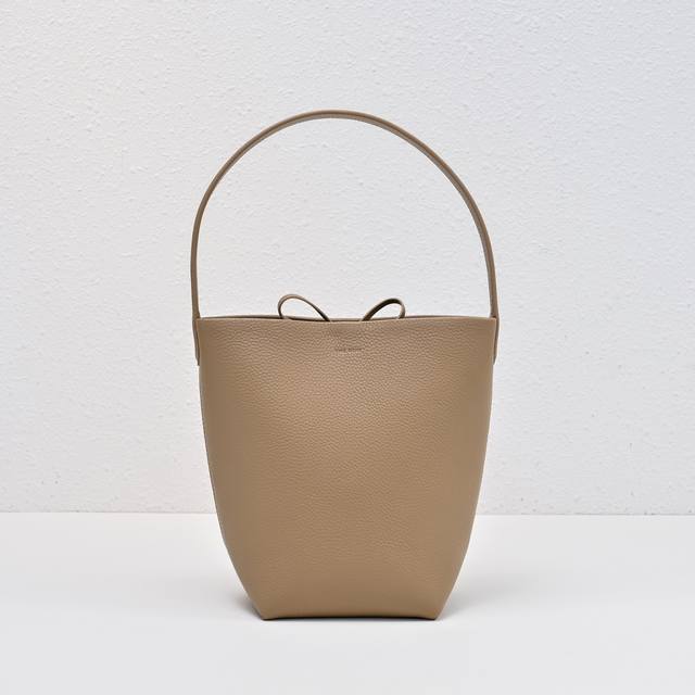 升级版钢印Logo小荔枝奶茶色 出 Tr桶包 完全长在审美上又兼具质感的皮质 诠释了什么叫做低调简约实用 极简没有浮夸的 Logo 软糯的牛皮手感 成型后有自然