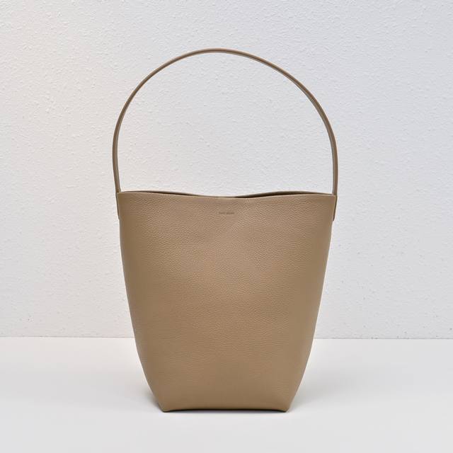 升级版钢印Logo中荔枝奶茶色 出 Tr桶包 完全长在审美上又兼具质感的皮质 诠释了什么叫做低调简约实用 极简没有浮夸的 Logo 软糯的牛皮手感 成型后有自然 升级版钢印Logo中荔枝奶茶色 出 Tr桶包 完全长在审美上又兼具质感的皮质 诠释了什么叫做低调简约实用 极简没有浮夸的 Logo 软糯的牛皮手感 成型后有自然