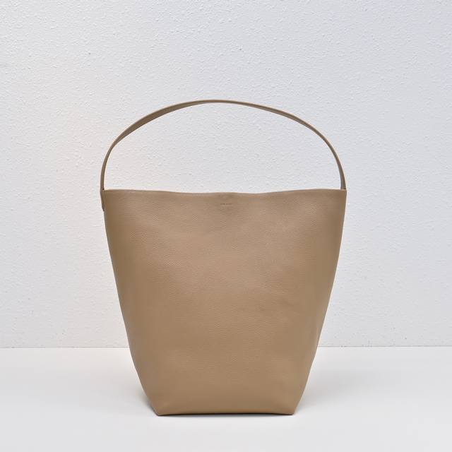 升级版钢印Logo大荔枝奶茶色 出 Tr桶包 完全长在审美上又兼具质感的皮质 诠释了什么叫做低调简约实用 极简没有浮夸的 Logo 软糯的牛皮手感 成型后有自然