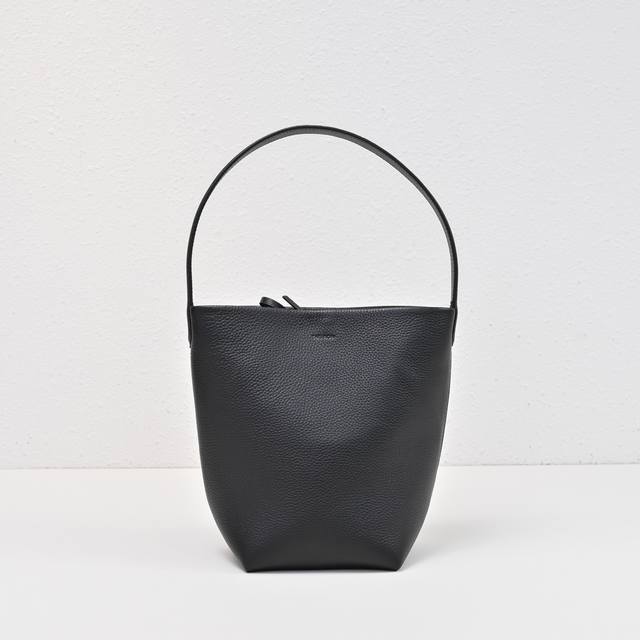 升级版钢印Logo小荔枝黑色 出 Tr桶包 完全长在审美上又兼具质感的皮质 诠释了什么叫做低调简约实用 极简没有浮夸的 Logo 软糯的牛皮手感 成型后有自然垂 升级版钢印Logo小荔枝黑色 出 Tr桶包 完全长在审美上又兼具质感的皮质 诠释了什么叫做低调简约实用 极简没有浮夸的 Logo 软糯的牛皮手感 成型后有自然垂