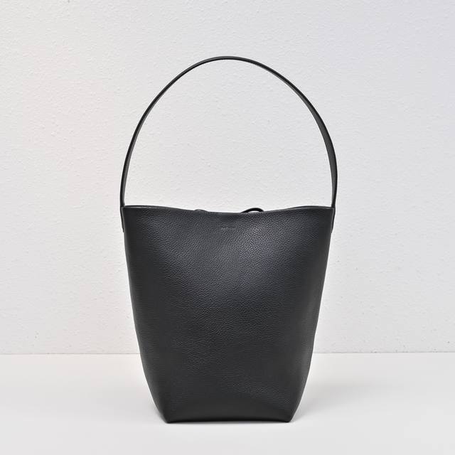 升级版钢印Logo中荔枝黑色 出 Tr桶包 完全长在审美上又兼具质感的皮质 诠释了什么叫做低调简约实用 极简没有浮夸的 Logo 软糯的牛皮手感 成型后有自然垂