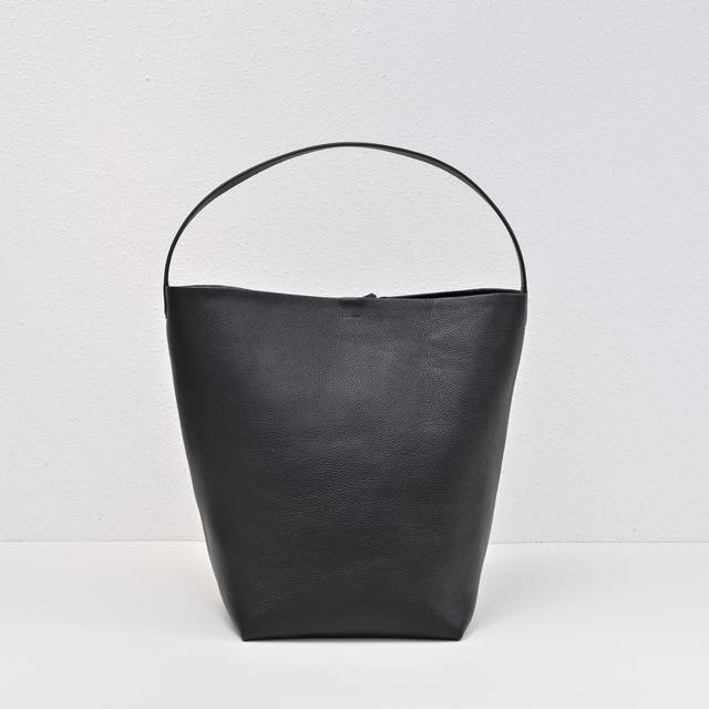 升级版钢印Logo大荔枝黑色 出 Tr桶包 完全长在审美上又兼具质感的皮质 诠释了什么叫做低调简约实用 极简没有浮夸的 Logo 软糯的牛皮手感 成型后有自然垂 升级版钢印Logo大荔枝黑色 出 Tr桶包 完全长在审美上又兼具质感的皮质 诠释了什么叫做低调简约实用 极简没有浮夸的 Logo 软糯的牛皮手感 成型后有自然垂