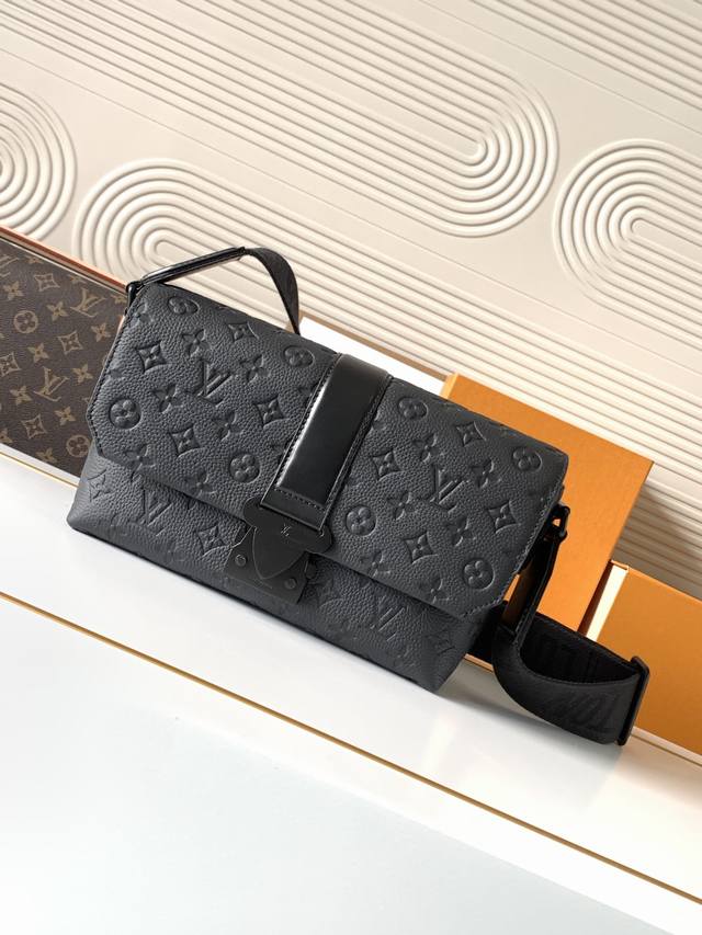 动态芯片 M23741黑压花 顶级原单 独家背景实拍 S-Cape 邮差包取材 Monogram 压纹 Taurillon 皮革，新颖开合设计回溯 George