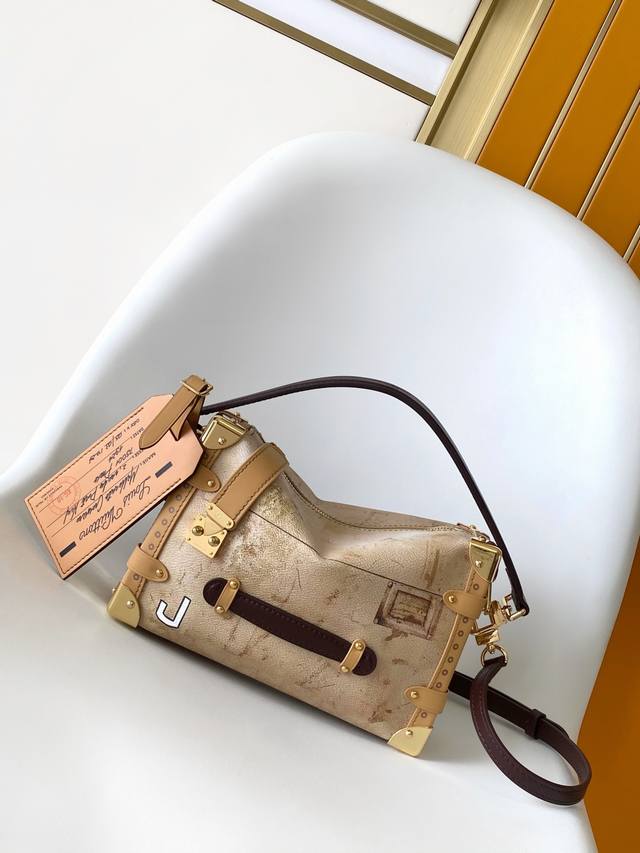 m12480 顶级原单 动态163 秋冬时装秀采用摩登构型演绎典藏设计，致意品牌悠远制箱传承。本款 Side Trunk 手袋取材帆布和光滑皮革，以高清印花和镶