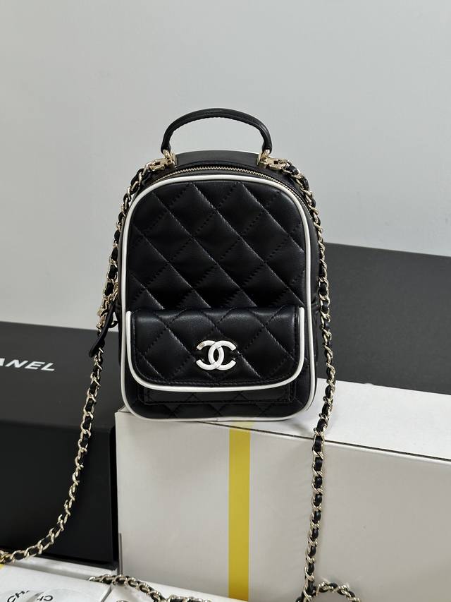 全新版到货 25P 高级手工坊 原厂版本 多功能背包 黑白 专柜售价购入开发~ 火爆新版宝藏级小书包 小巧精致真的少见的灵动小可爱 炸裂颜值感,虽然小实用性非常 全新版到货 25P 高级手工坊 原厂版本 多功能背包 黑白 专柜售价购入开发~ 火爆新版宝藏级小书包 小巧精致真的少见的灵动小可爱 炸裂颜值感,虽然小实用性非常