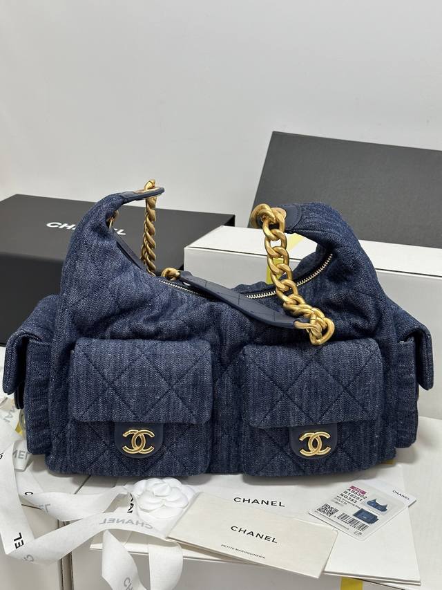 现货25C 包中王Hobo丹宁牛仔中号 这只包实物真的是出乎意料的轻巧和好看，+了四个插袋、让整个包身都充满能量．链条是粗链条，但整个包上身没什么重量，属于随手