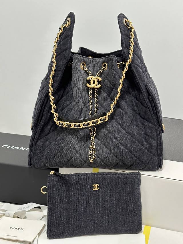 嬉皮中号 丹宁牛仔黑 专柜售价购入开发 秀场大热门嬉皮 设计独特，相当霸气的风格 绝对是酷飒大包的王者 超大容量轻松装下日常所需 逛街，旅行都是超高值好伙伴 五