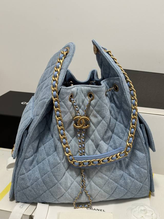 嬉皮中号 丹宁牛仔蓝 专柜售价购入开发 秀场大热门嬉皮 设计独特，相当霸气的风格 绝对是酷飒大包的王者 超大容量轻松装下日常所需 逛街，旅行都是超高值好伙伴 五