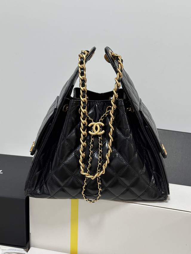 小号出现货啦 25C 早春系列 Zp6 购入 Chane1 25C 人气Hobo腋下包 黑金太太太好看了吧！ 无法抗拒的高级感 大秀会场上的款，非常难买！实物非