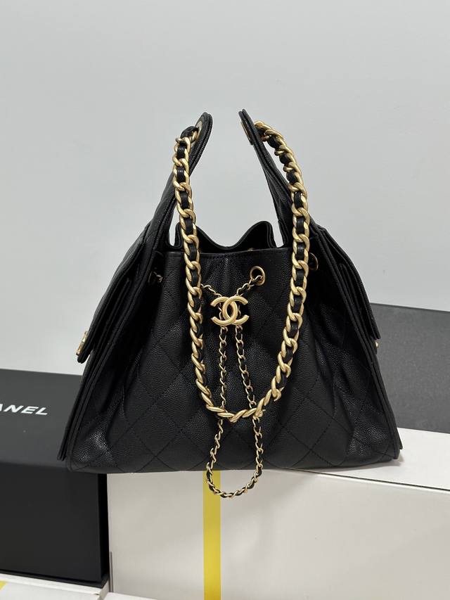 嬉皮小号 鱼子酱黑色 专柜售价购入开发 秀场热门嬉皮 设计独特，相当霸气的风格 超大容量轻松装下日常所需 逛街、旅行都是超高值好伙伴 五金：厚镀复古金 尺寸：*