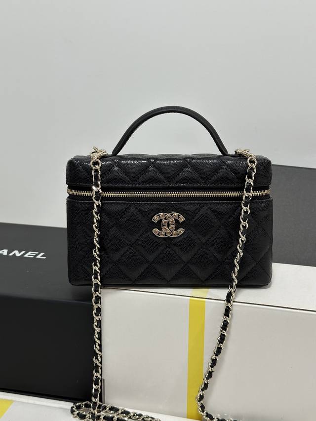 chanel 25C Lp 爱心彩钻 手柄化妆包盒子包 非常经典耐看的造型 容量也非常大 放两个大手机也绰绰有余 肩带还可以自由拆卸！超级推荐 皮料：Haas荔
