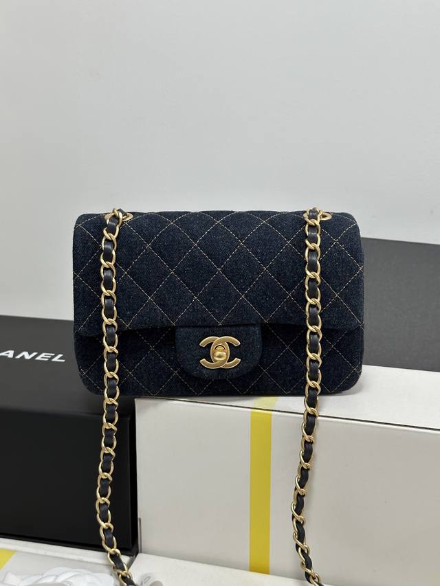 chanel 25C牛仔 Cf Mini口盖包 隐藏黑马、最爱的Cf之在外观上不失Cf最经典的元素，内里也丝毫没有偷工减料，妥妥的羊皮，容量，手机口红粉饼都能放