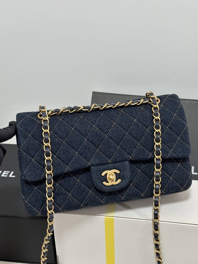 chanel 25C牛仔 Cf 口盖包 隐藏黑马、最爱的Cf之在外观上不失Cf最经典的元素，内里也丝毫没有偷工减料，妥妥的羊皮，容量，手机口红粉饼都能放！精致和