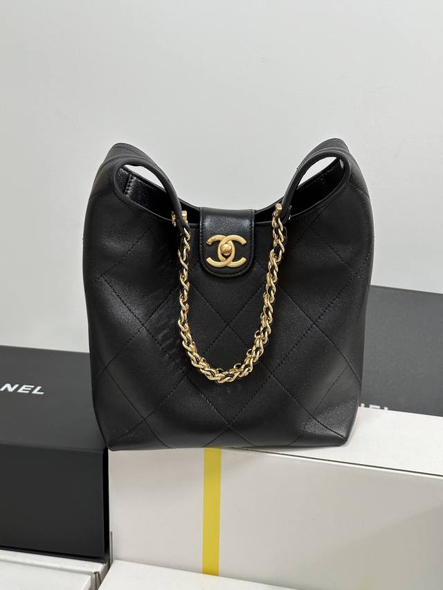 小号嬉皮包 专柜售价购入开发 五金：厚镀复古金 皮料：原厂抛光小羊皮内里麂皮 尺寸：** 型号：As5403