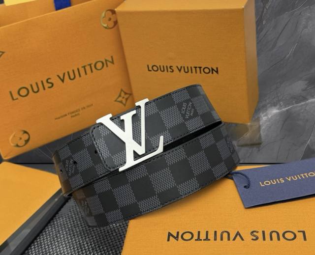 lv路易威登正版同步，经典版型官网同步，原单高端货，配正版包装，专柜买版复刻定制， 精品挂扣锻造，意大利原产软皮系列立体丝印花纹，双面可用，百分百进口头层牛皮，