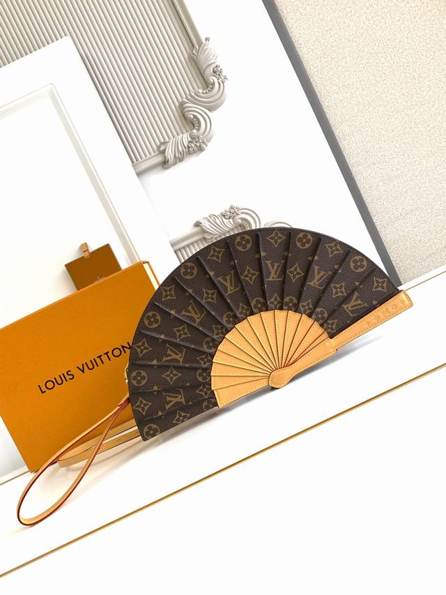 特级 动态芯片 手袋取材 帆布，以别致设计亮相 春夏秀场，成就收藏家之选。皮革之上点缀 花卉细节，手提或肩背皆宜。 型号： M14804 皮料： 是意大利级皮料