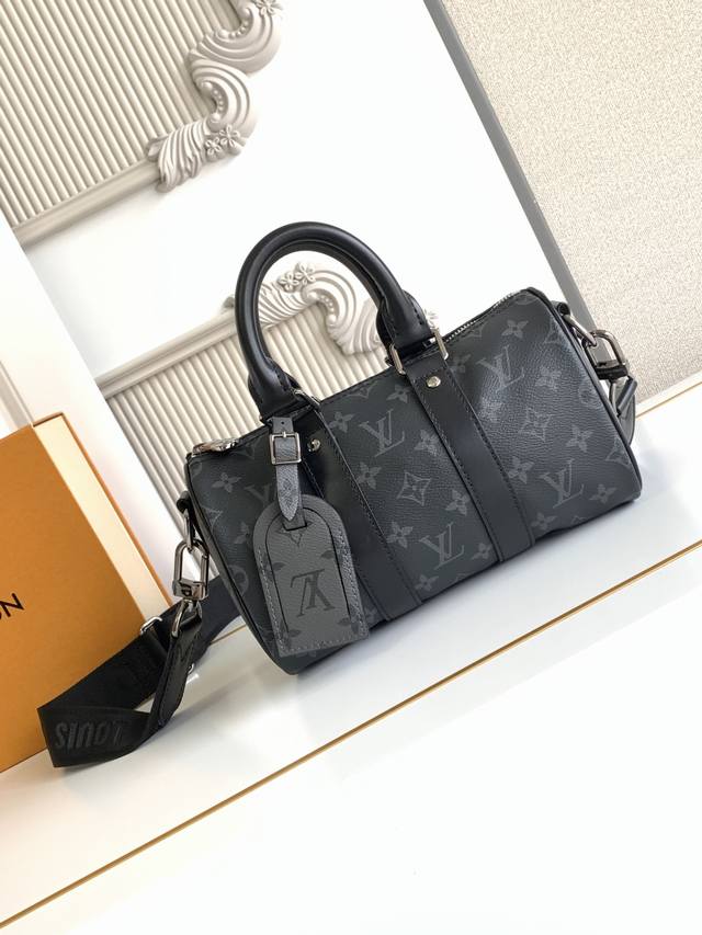 特级本款 手袋取材 帆布，展现路易威登经典图案的优雅重绎。加固饰带和皮革名牌延续 系列的标志性元素，拉链开合令个人物品安全随行。 型号： M46271 皮料：