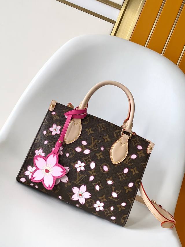 m13269 163芯片 本款 Onthego 小号手袋出自路易威登 X 村上隆复刻系列，以明丽 Cherry Blossom 图案焕新经典设计。Monogra