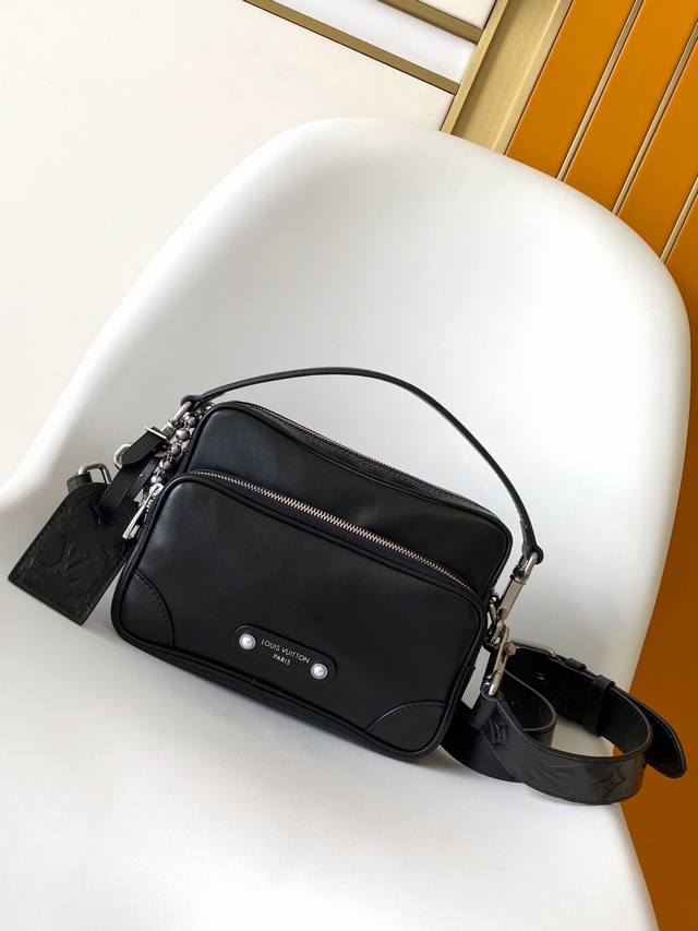 动态163 顶级原单 M13987 本款Ni手袋闪耀牛皮革的优雅莹泽，再借珠饰铆钉将巴黎贴饰固定于正面。侧面锁扣彰显都市型格，主隔层拉链头点缀Lv字母装饰。尺寸