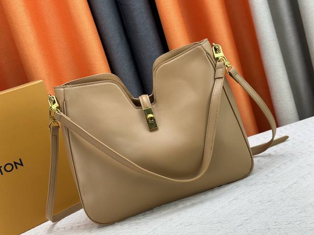 大号M120693 M119563 Louis Vuitton新款悄悄回归极简优雅作派了， 这款全新设计 柔和线条 并以Hobo轮廓勾勒出一种漫不经心的从容感，